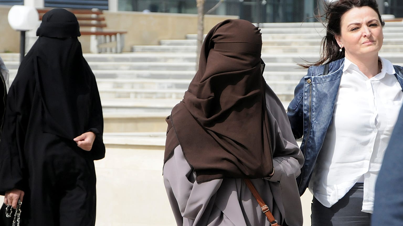 Zwei verschleierte Syrien-Rückkehrerinnen