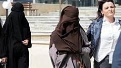 Zwei verschleierte Syrien-Rückkehrerinnen