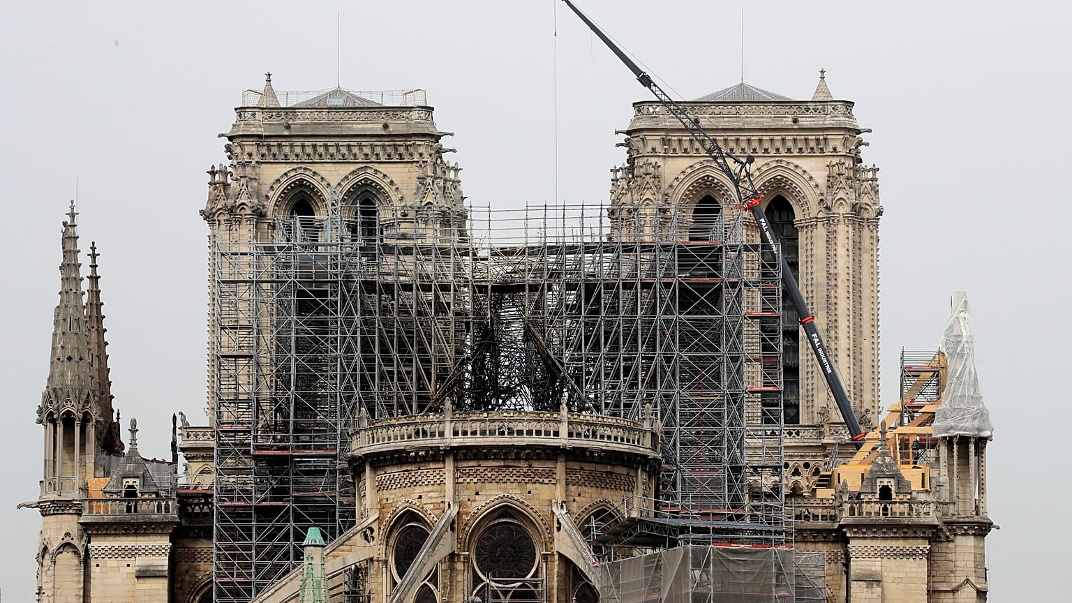 Notre-Dame : des ouvriers fumaient sur les échafaudages 