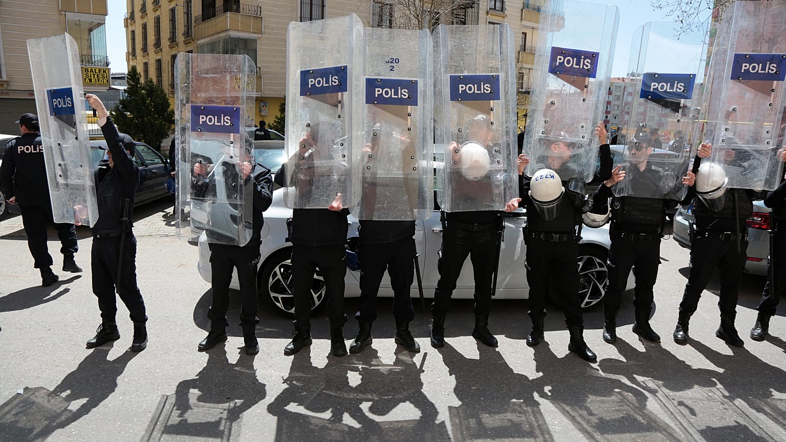 5 yaşındaki bir kız çocuğuna tecavüzü protesto eden kadın gözaltına alındı