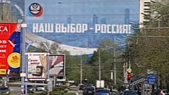 Vladimir Poutine distribue des passeports russes aux habitants du Donbass