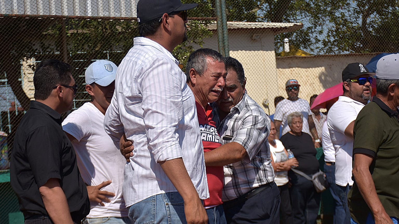 Familiares de las víctimas de un tiroteo en Veracruz