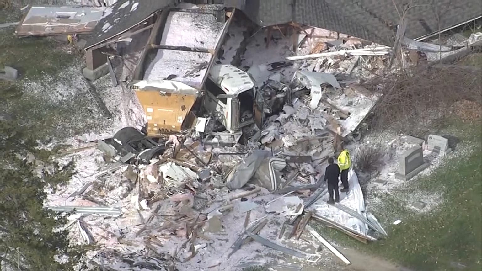 Video: ABD'de yoldan çıkan tır müstakil evi enkaza çevirdi