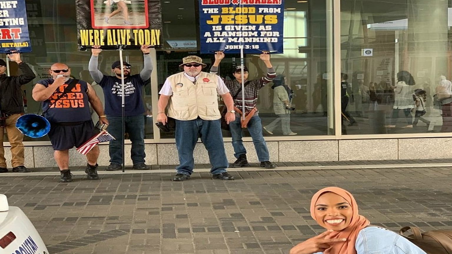 إمراة مسلمة تواجه مناهضين للإسلام بموقف أشعلت به منصات التواصل الاجتماعي