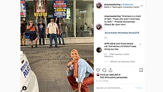 ABD'de İslam karşıtları önünde selfie çeken Müslüman kızın fotoğrafı viral oldu
