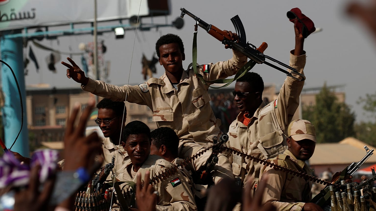 حشود ضخمة تنضم للاعتصام خارج وزارة الدفاع السودانية