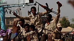 حشود ضخمة تنضم للاعتصام خارج وزارة الدفاع السودانية