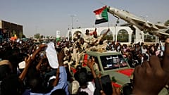اعتراضات سودان؛ تحصن معترضان در برابر وزارت دفاع با همراهی قضات