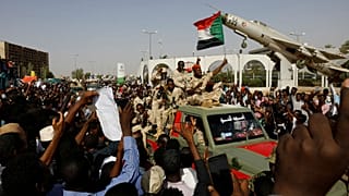 اعتراضات سودان؛ تحصن معترضان در برابر وزارت دفاع با همراهی قضات