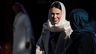 عريضة لوقف رسم جدارية في ملبورن تصور أرديرن تحضن امرأة مسلمة