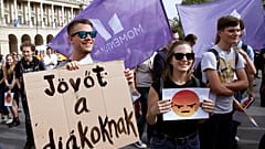 A diáktüntetők felszólították Orbánt, hogy tegye le a nyelvvizsgát