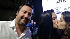 "Bacioni" di due studentesse davanti Salvini: la storia di #GaiaeMatilde
