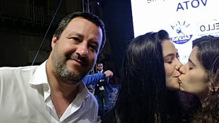 "Bacioni" di due studentesse davanti Salvini: la storia di #GaiaeMatilde