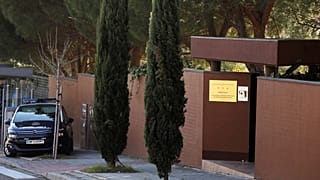 سيارة شرطة أمام سفارة كوريا الشمالية في مدريد يوم 28 فبراير شباط 2019