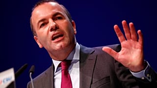Weber: Orbánnak kell döntenie arról, hogy marad-e