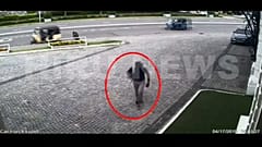كاميرات المراقبة ترصد حركة أحد الإرهابيين
