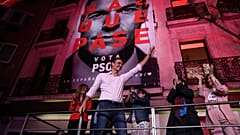 Partidarios del PSOE festejan la victoria de su partido.