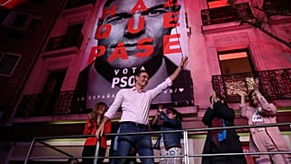 Partidarios del PSOE festejan la victoria de su partido.
