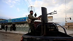 مقاتل بقوات سوريا الديمقراطية الكردية