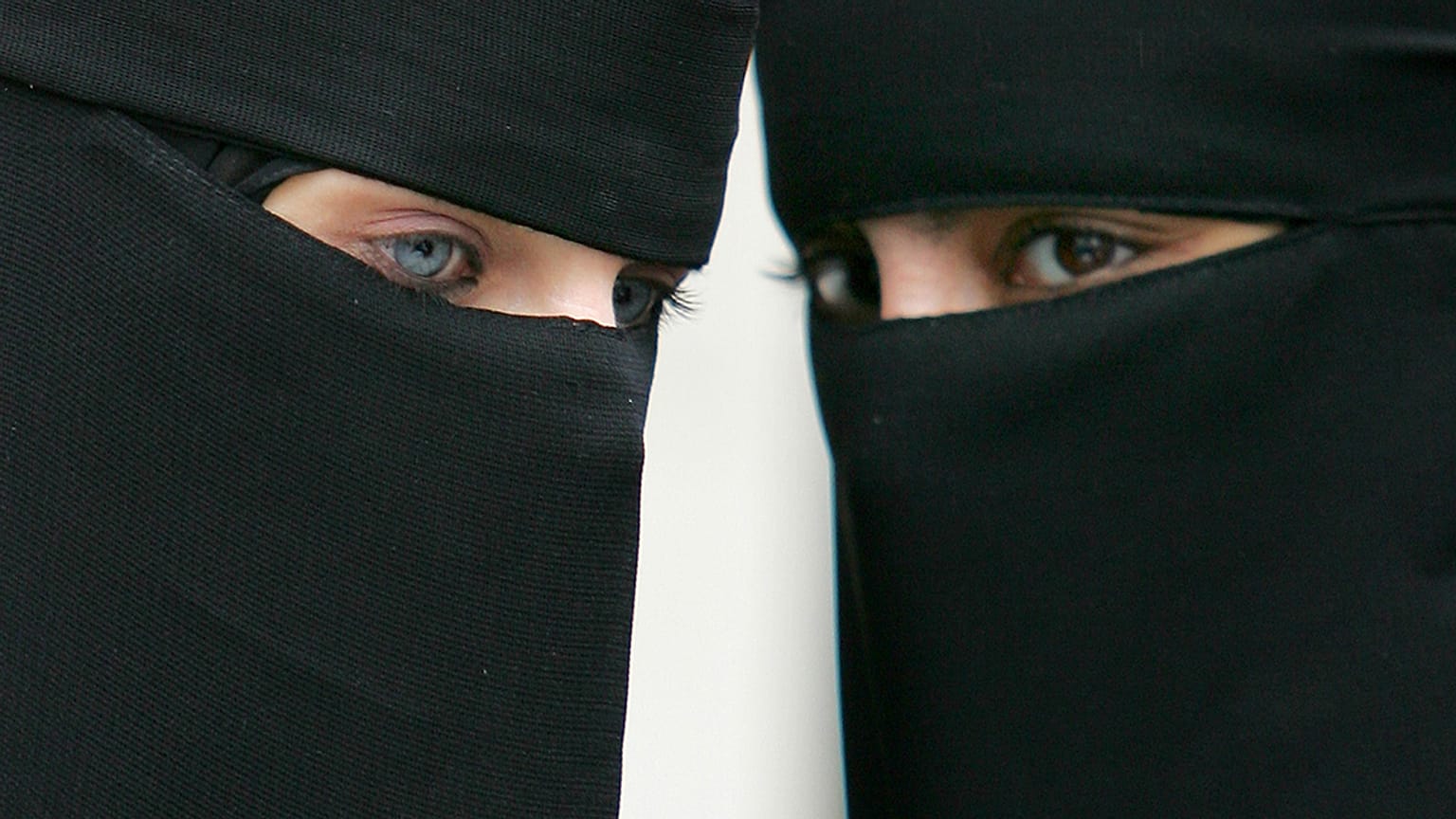 سريلانكا تحظر ارتداء النقاب في الأماكن العامة بعد تفجيرات كولومبو