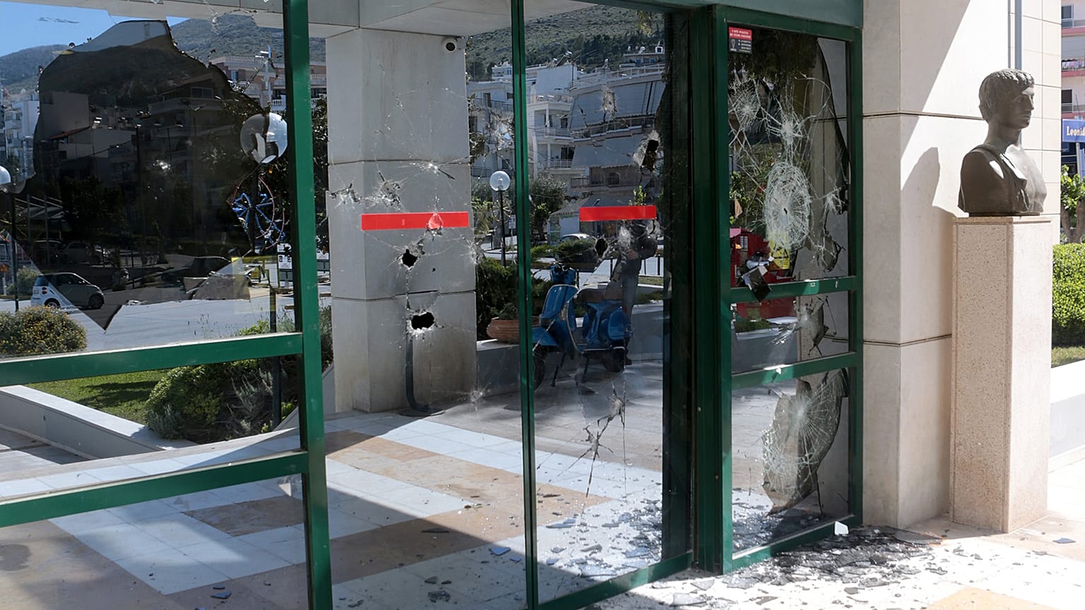 Επίθεση του Ρουβικώνα στο δημαρχείο Ηλιούπολης - ΒΙΝΤΕΟ