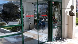 Επίθεση του Ρουβικώνα στο δημαρχείο Ηλιούπολης - ΒΙΝΤΕΟ