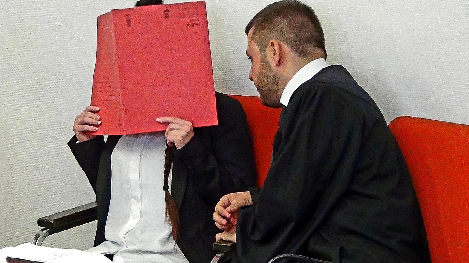 W. am ursprünglichen Prozessauftakt am 9. April