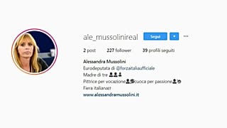 Posta le foto della tomba del nonno, Instagram chiude il profilo della Mussolini  