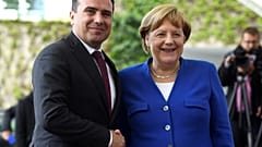 «Ελπιδοφόρο μήνυμα» λένε Μέρκελ και Μακρόν για τη Συμφωνία των Πρεσπών