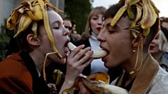 #BananaGate: 1.000 bei Bananen-Essen und viele Protest-Posts