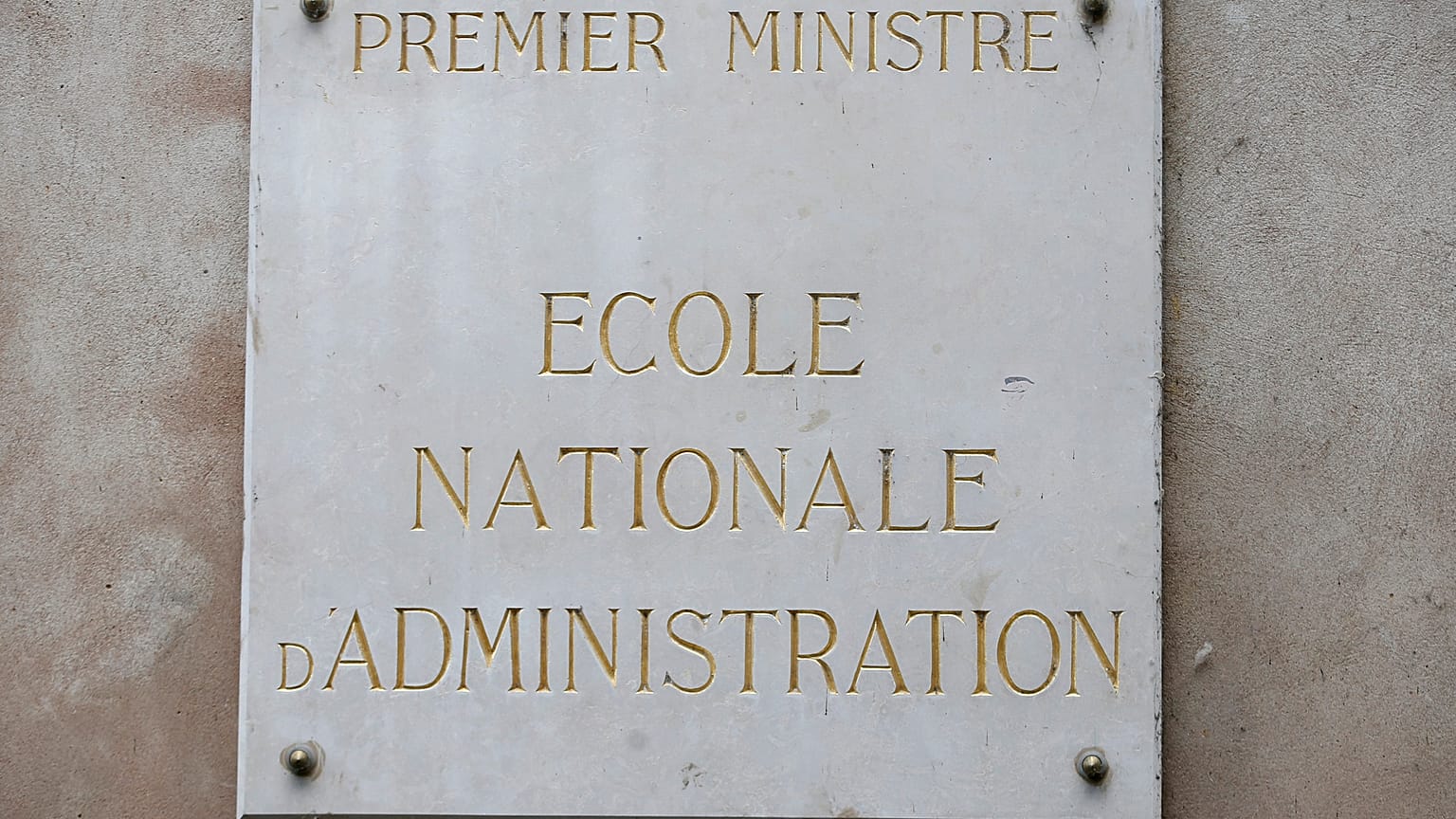 Macron encerra escola da elite francesa