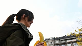 Polonya'da sansürü muz yiyerek protesto ettiler