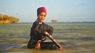 Burkinis modell a Sports Illustrated címlapján 