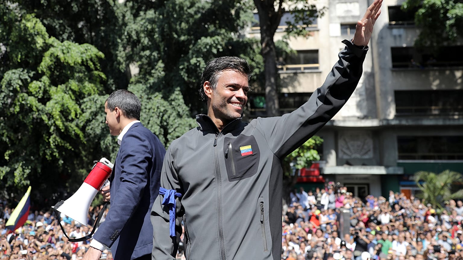 Venezuela'da muhalif lider Lopez'e tutuklama kararı; Maduro'dan askerle güç gösterisi