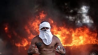 Guaidó-Maduro, la resa dei conti: le foto del giorno