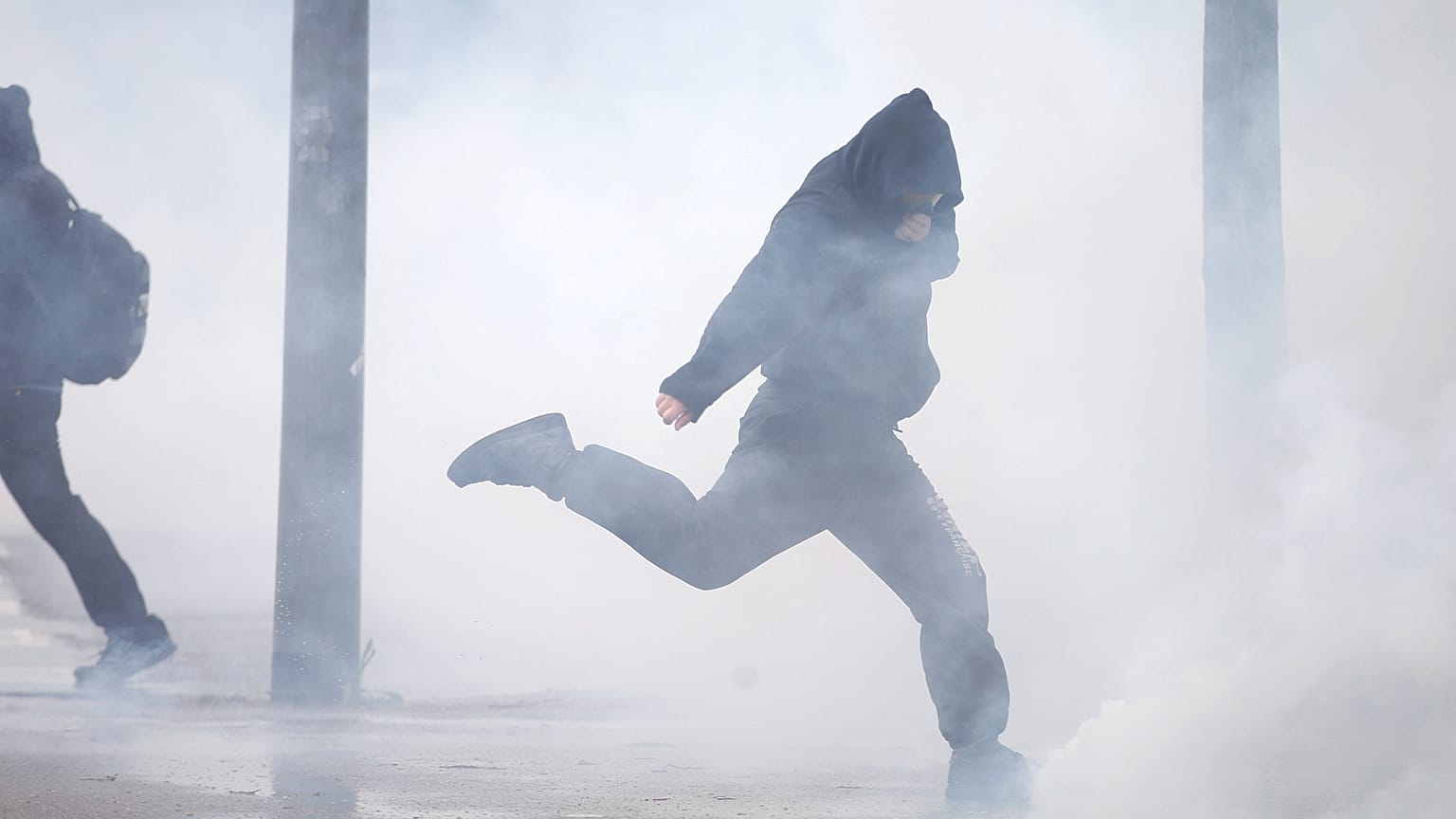 Paris "capitale de l'émeute" ? Les "black blocs" veulent un 1er mai noir
