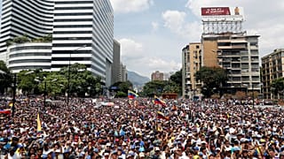 Venezuela: Ordudan umduğu desteği bulamayan Guaido'nun çağrısıyla binlerce kişi sokağa çıktı