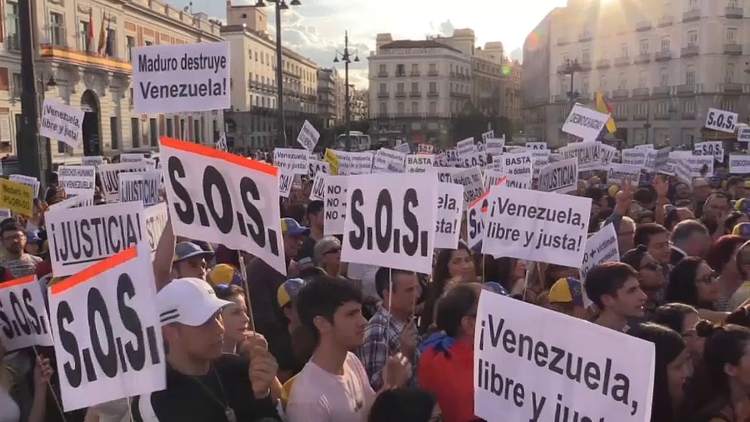 Cientos de venezolanos apoyan a Guaidó en Madrid 