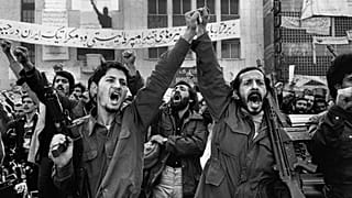 دو استاد علوم سياسی دانشگاه تهران: در ایران انقلاب نمیشود