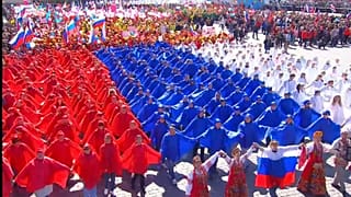 Paradeteilnehmer sind in den russischen Nationalfarben gekleidet