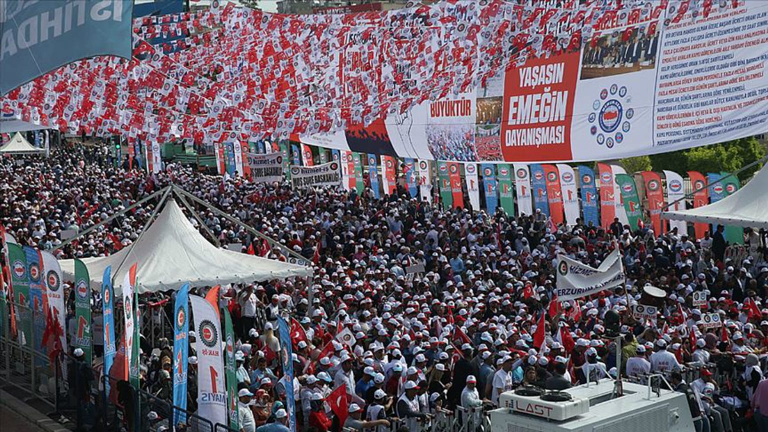 Şanlıurfa'daki 1 Mayıs programına giden minibüs devrildi: En az 5 kişi hayatını kaybetti