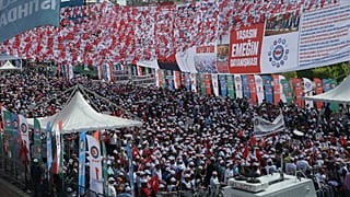Şanlıurfa'daki 1 Mayıs programına giden minibüs devrildi: En az 5 kişi hayatını kaybetti