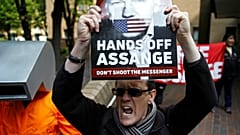 Proteste in favore di Julian Assange fuori dal tribunale di Southwark