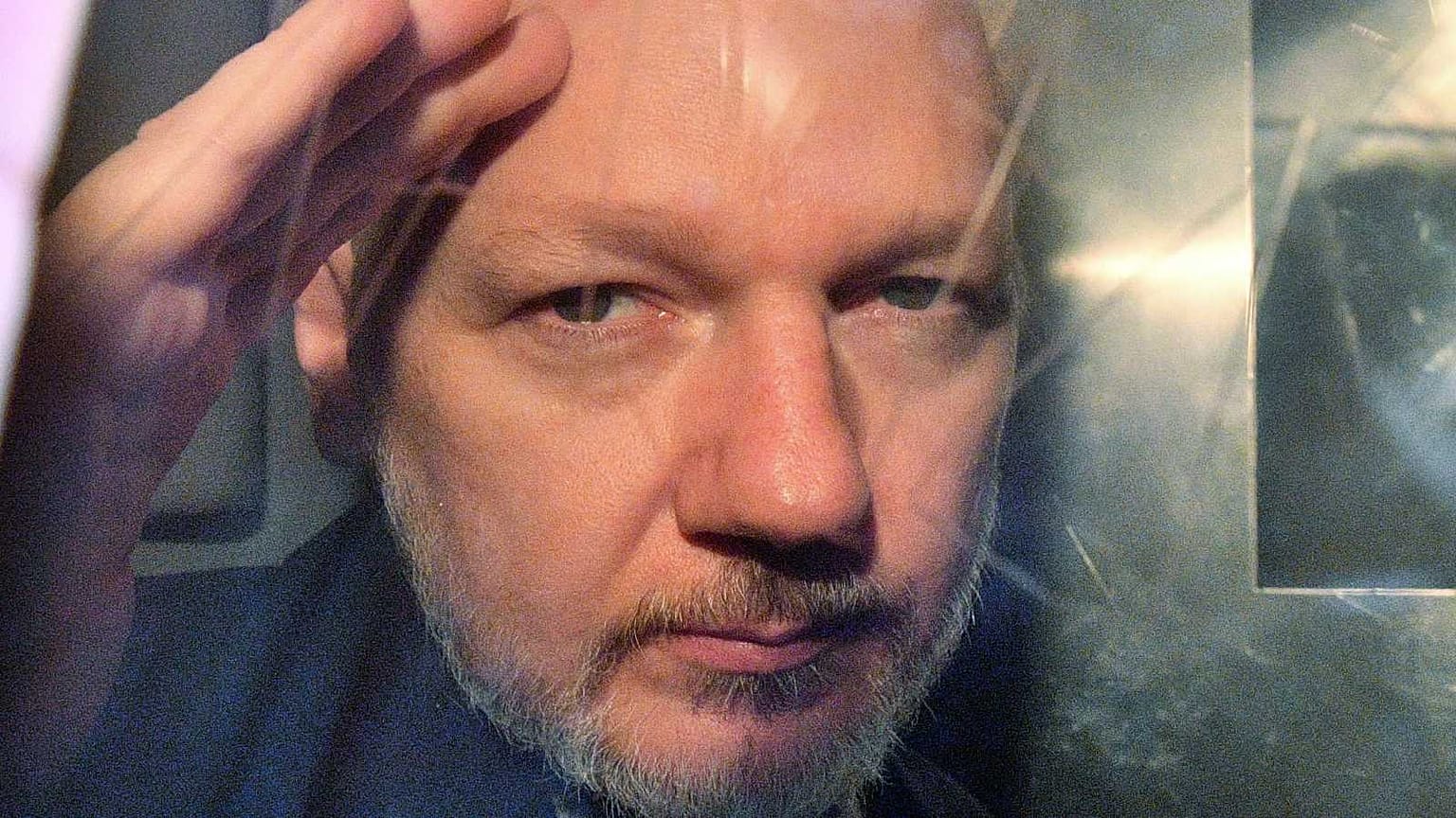 Assange dans un fourgon cellulaire à sa sortie du tribunal. 01/05/2019