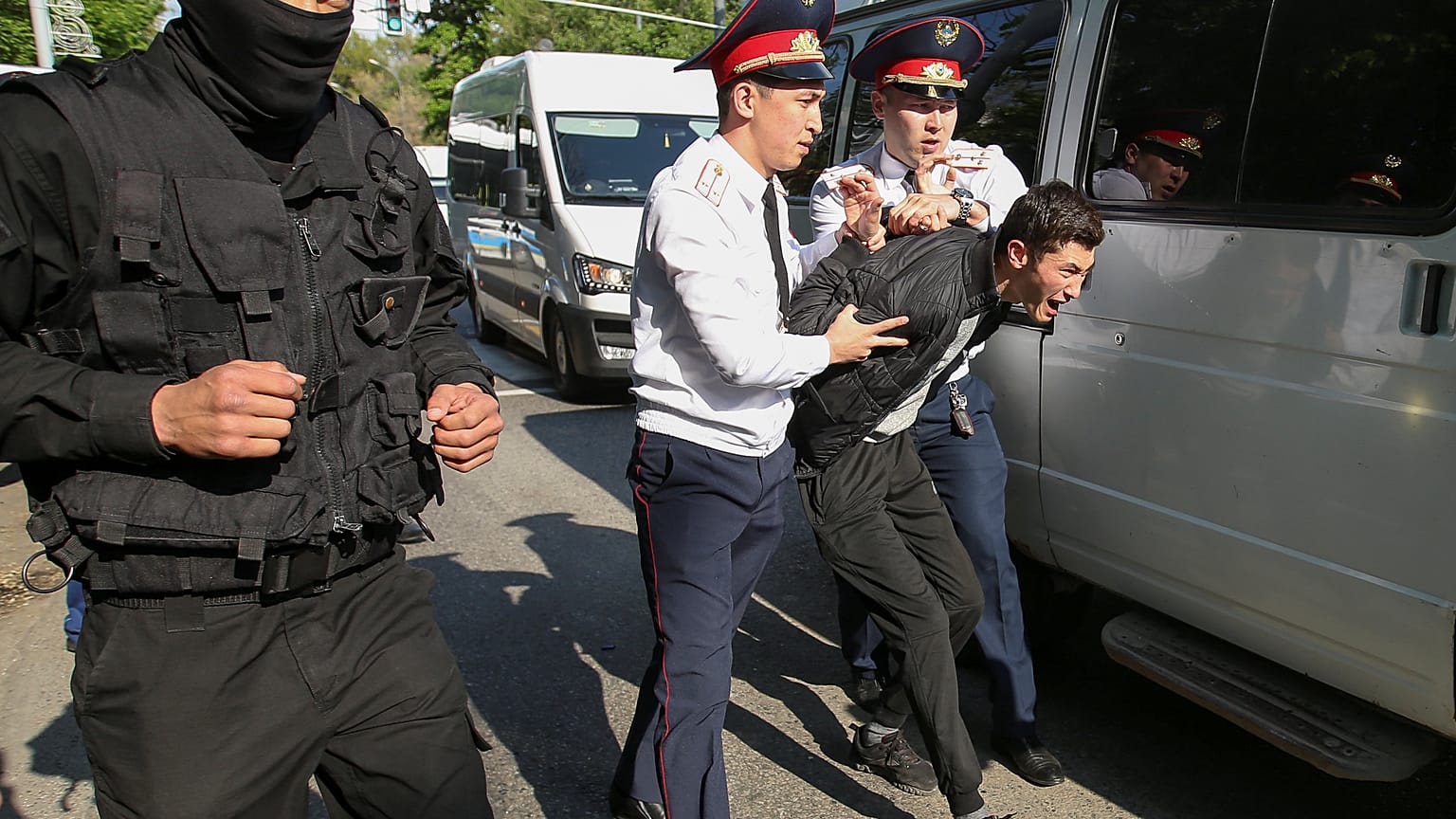 Kazakistan'da boykot protestosu: Başkan belli, seçim prosedür
