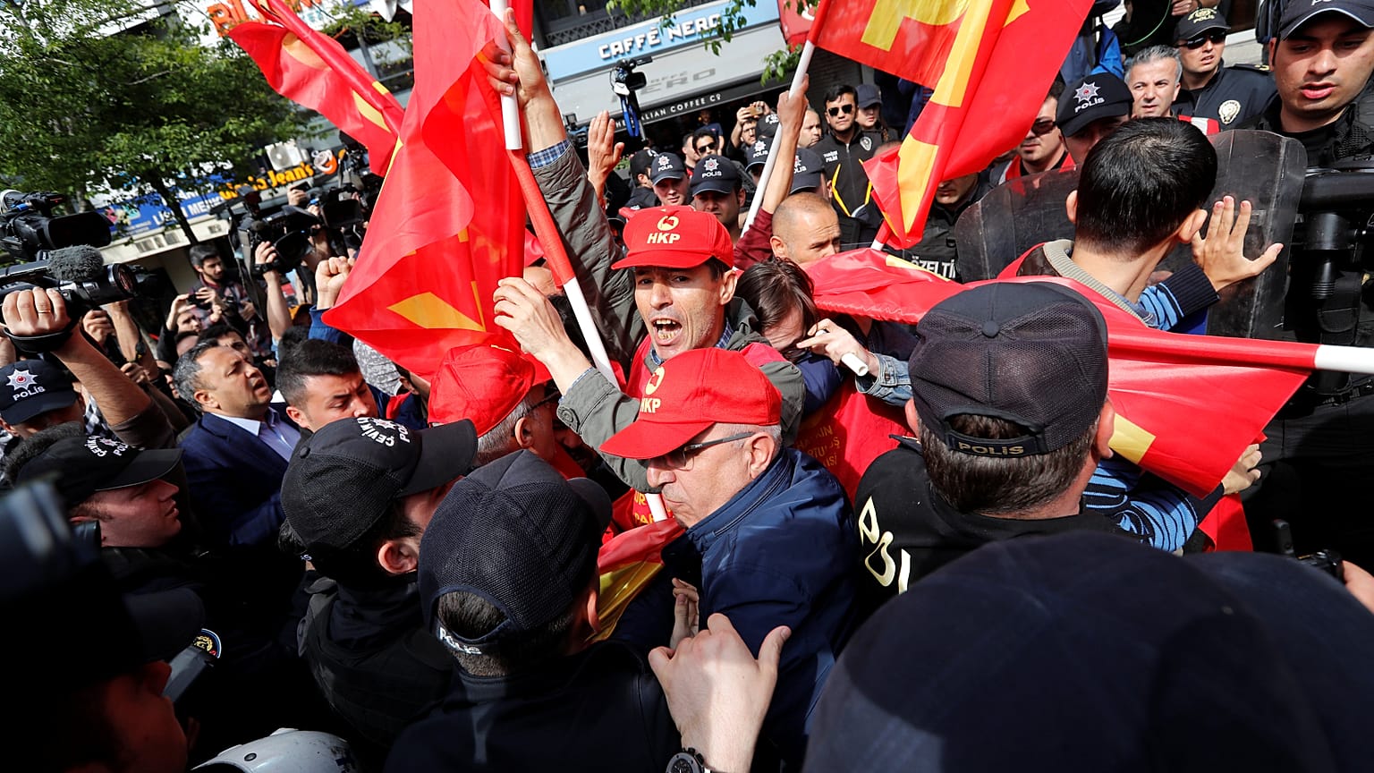 Rangelei zwischen türkischer Polizei und Demonstranten
