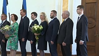 Marti Kuusik bei der Vereidgung, rechts im Bild