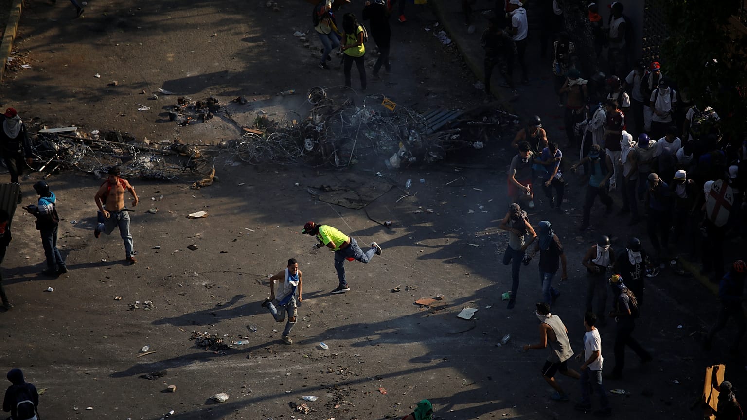Il Venezuela, tra scontri e clima da guerra fredda. Un'altra vittima a Caracas
