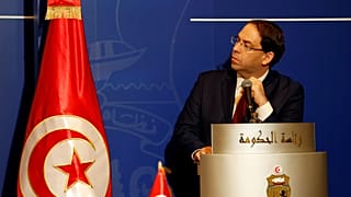 الشاهد يكلف الجيش التونسي بتولي نقل الوقود وسط إضراب عمالي