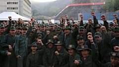 Maduro, rodeado de militares, pide desarmar a los traidores y golpistas